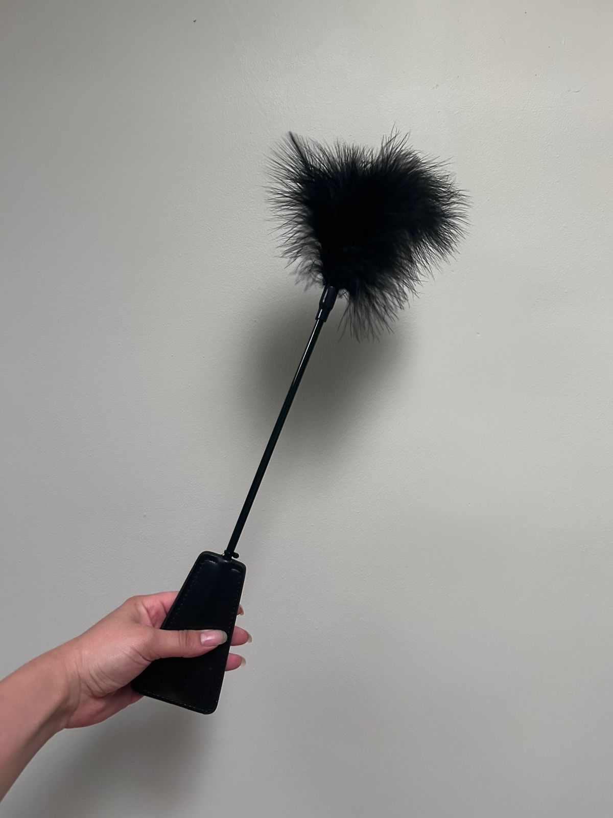 Fusta negra con plumas