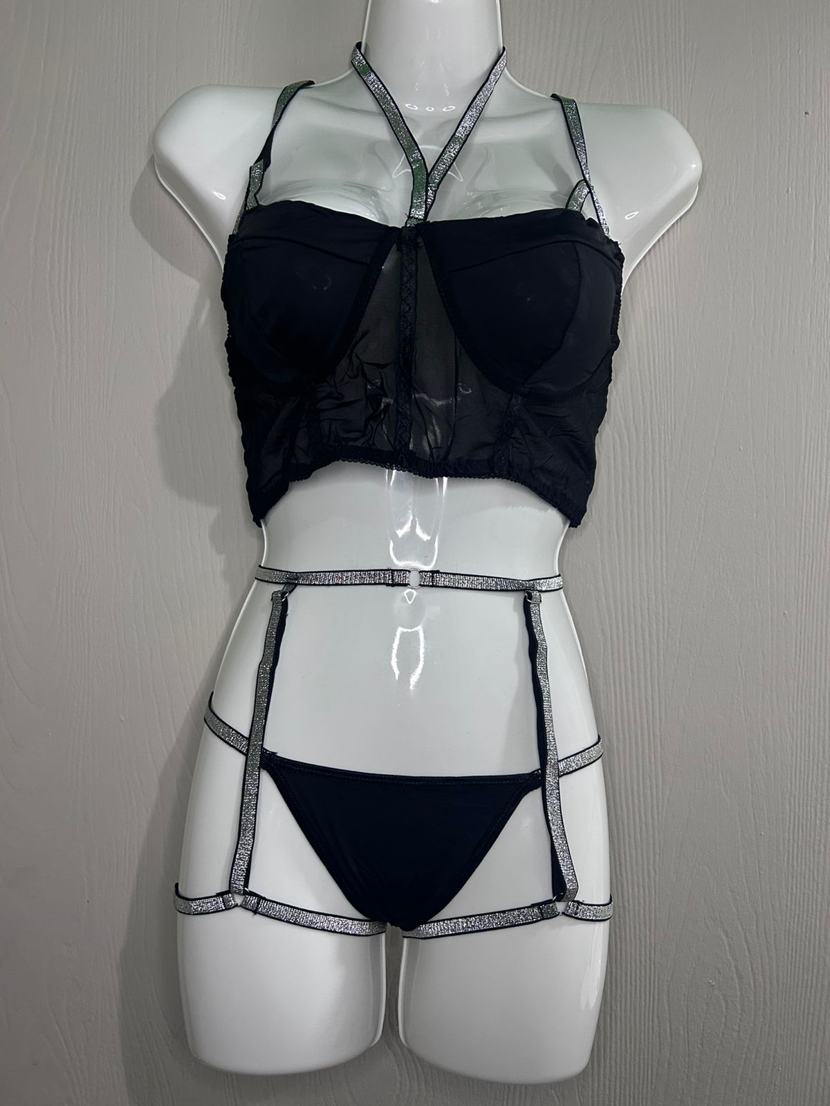 Outfit Sensual Negro con Detalles Metálicos – Fantasía Adulta