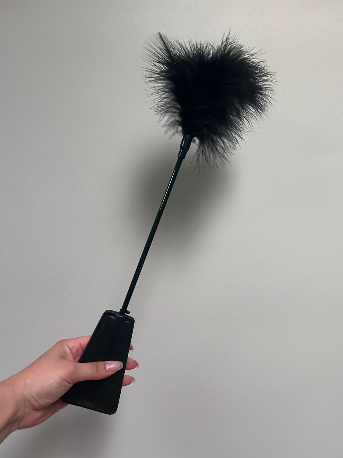 Fusta negra con plumas