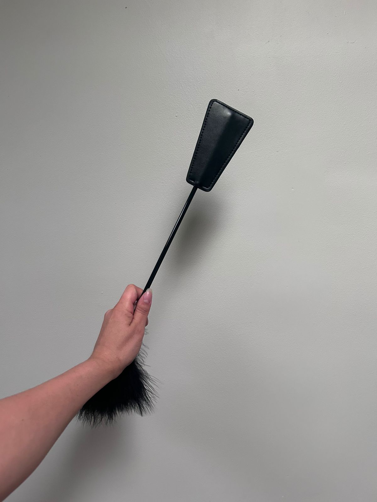 Fusta negra con plumas