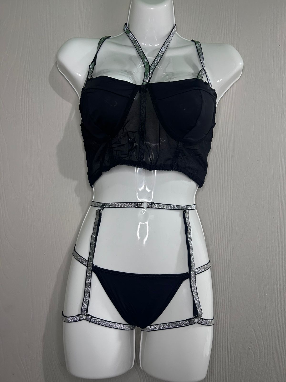 Outfit Sensual Negro con Detalles Metálicos – Fantasía Adulta