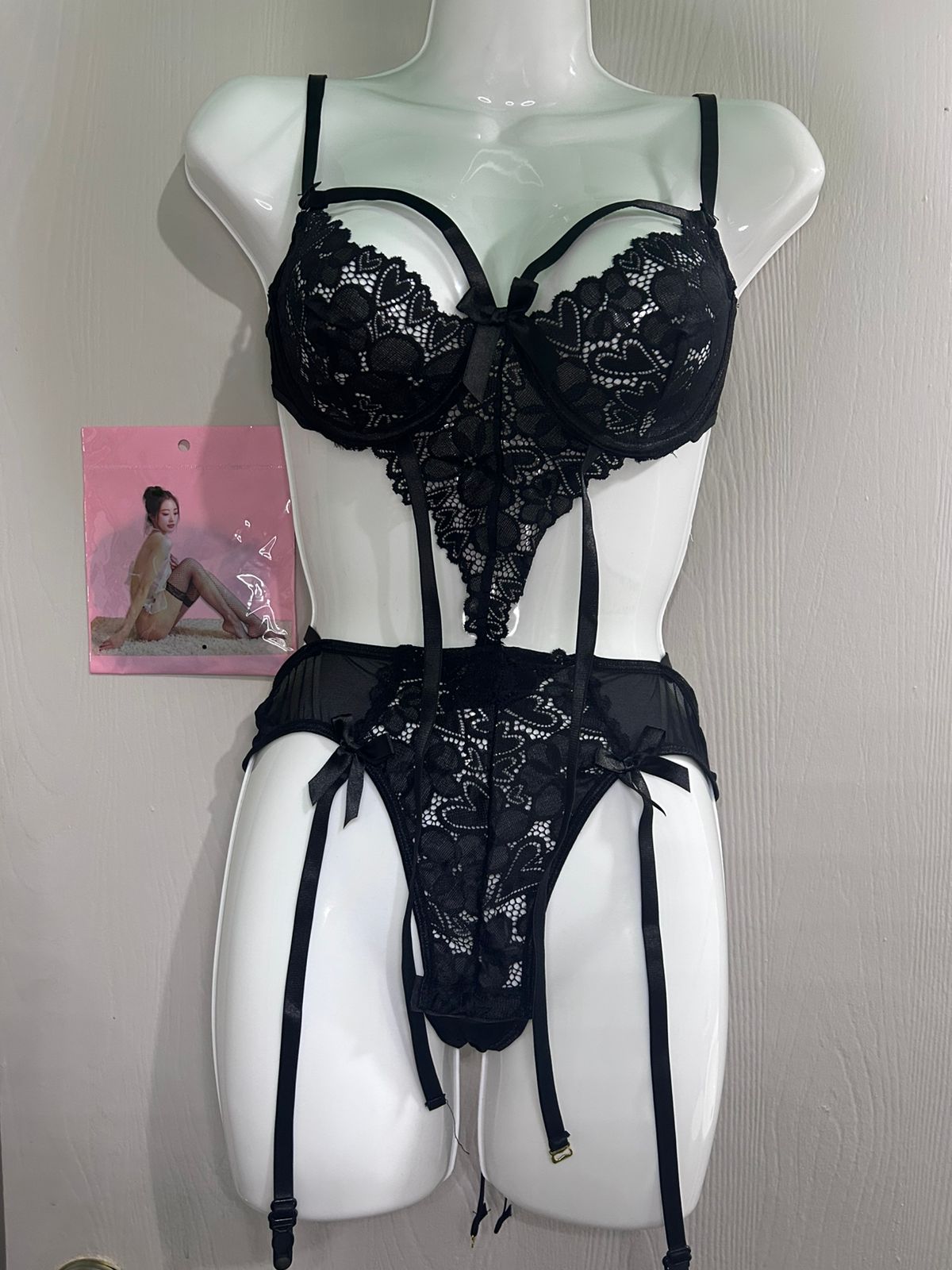 Outfit Sensual Negro con Encaje y Detalles Ajustables – Fantasía Adulta