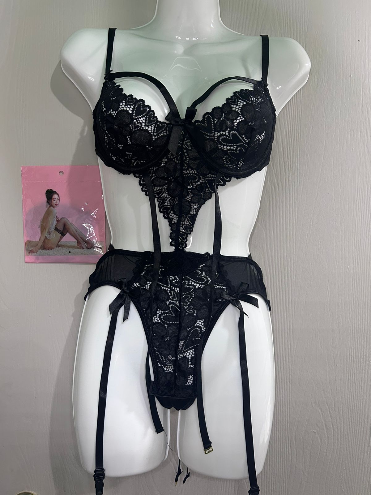 Outfit Sensual Negro con Encaje y Detalles Ajustables – Fantasía Adulta